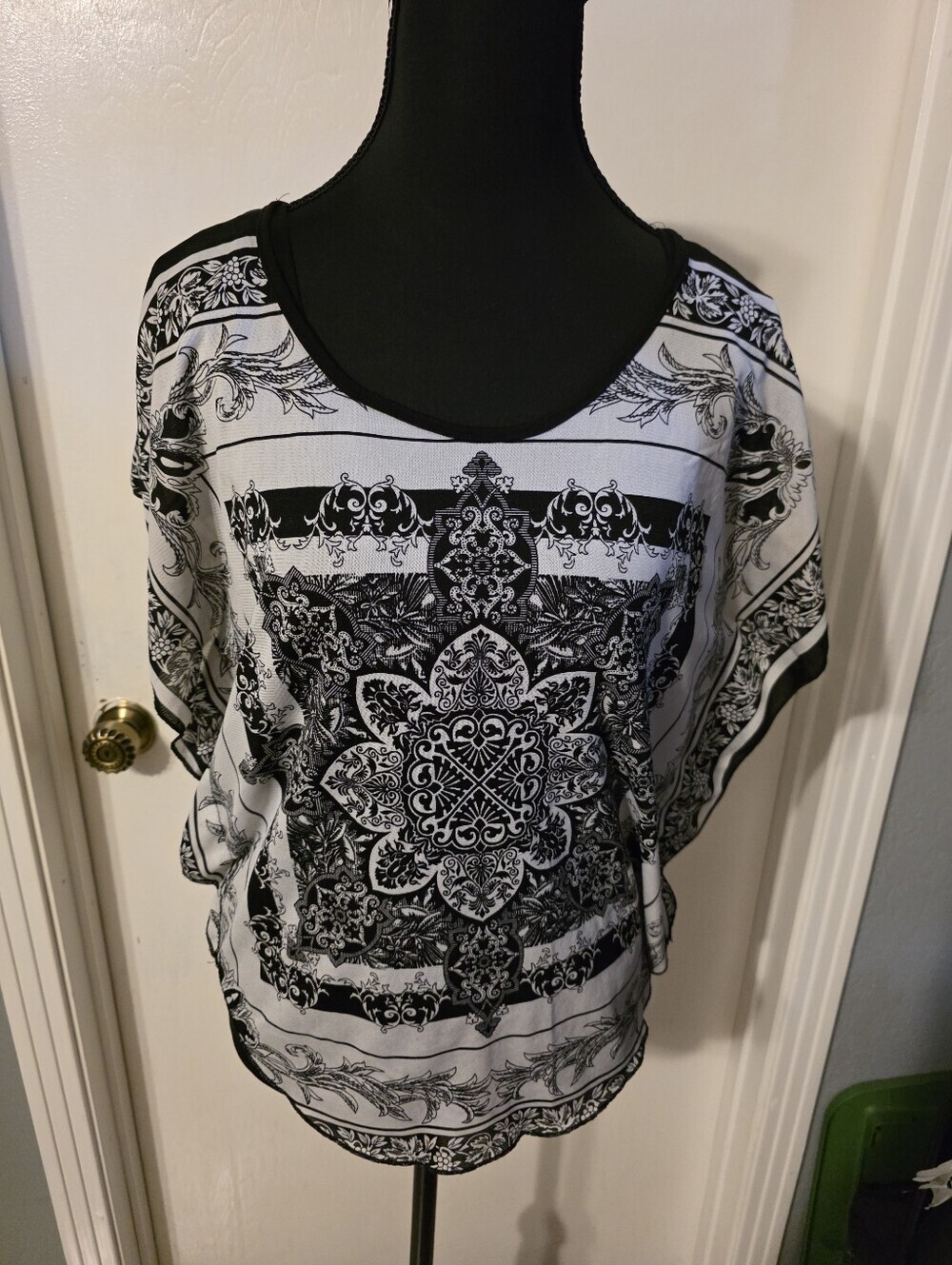 Women's Black & White Printed Short Sleeve Top